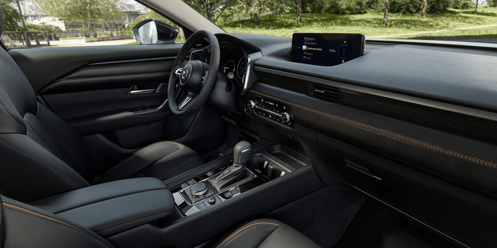 Technologie de pointe à bord du Mazda CX-50 hybride 2025.