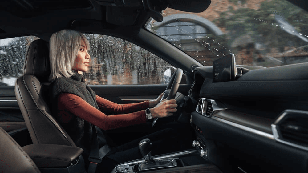 Une femme au volant du Mazda CX-5 2025.