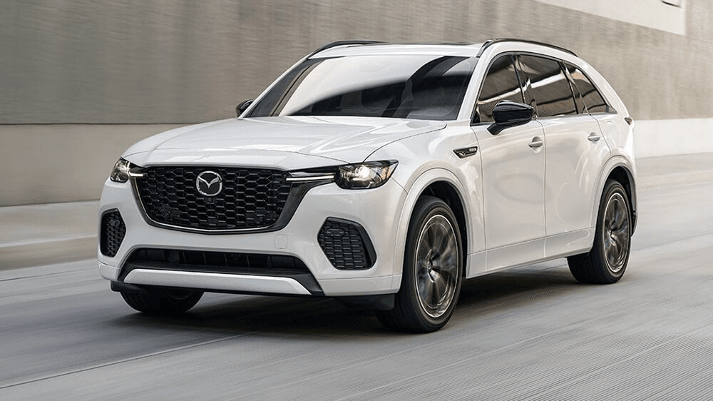 Le Mazda CX70 hybride 2025 qui roule sur l'autoroute.